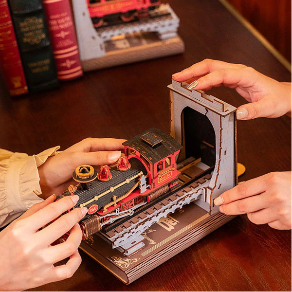 Robotime - DIY Bookends Century Train - Image 4